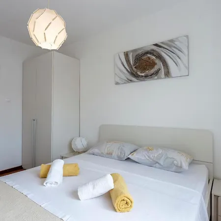 Schoene Nr,4 Apartment Funtana